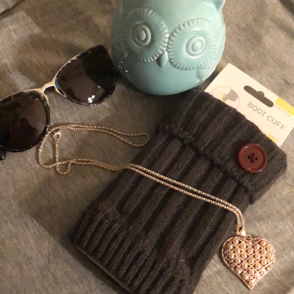 NWT. Gray boot cuff! So stylish. One Size.